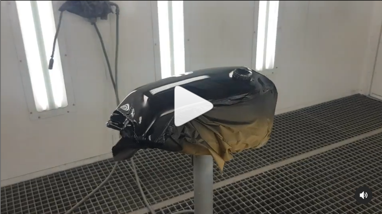 De benzine tank word gespoten