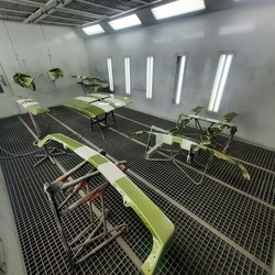 Ford Mustang Fastback 1968_onderdelen in spuitcabin.jpg Ford Mustang Fastback 1968_onderdelen in spuitcabin.jpg