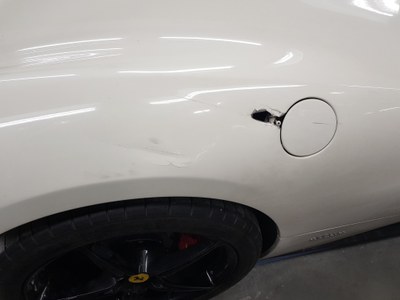 Ferrari met aluminium schade bij tankdop